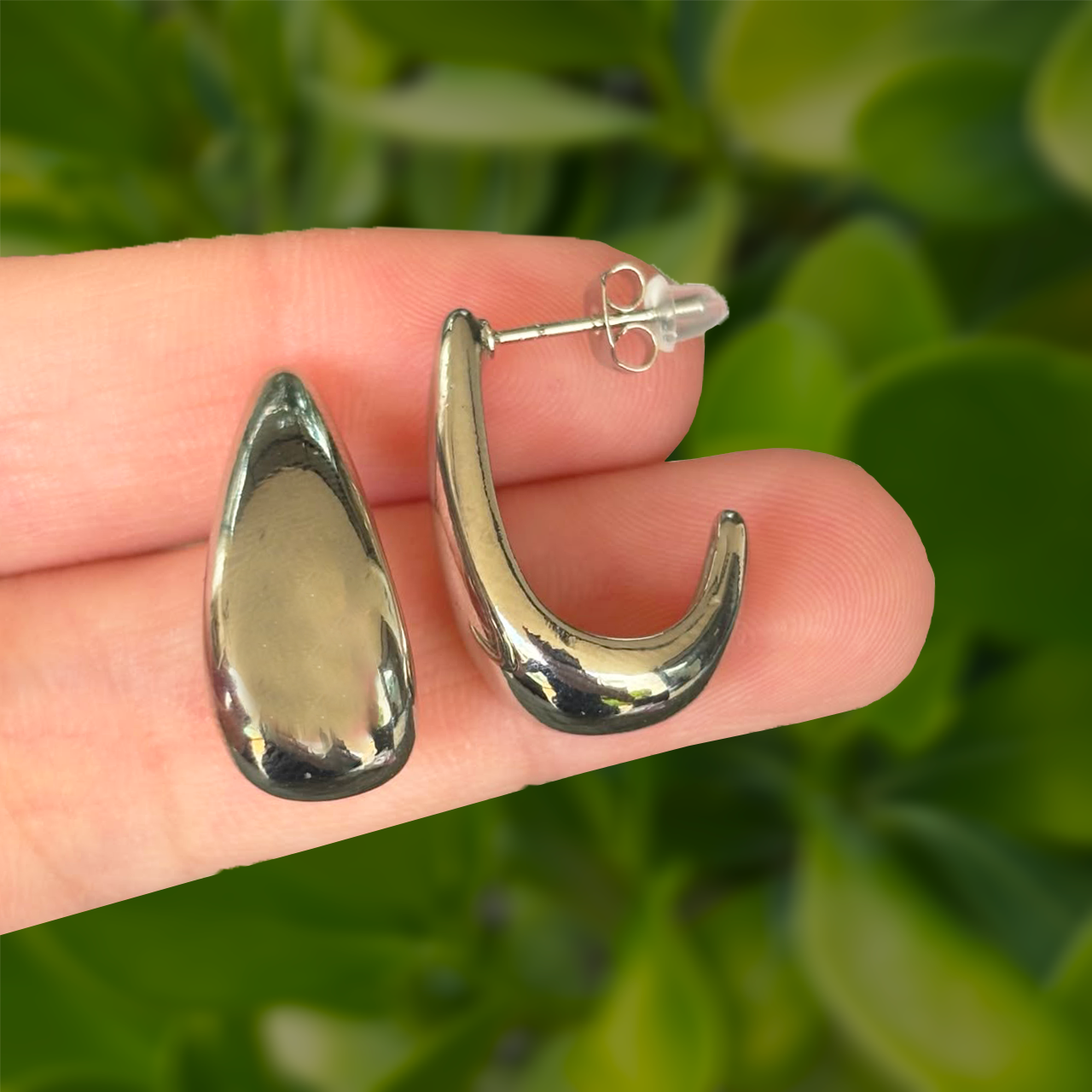 Aretes Plateados Media Gota Chapa de Oro