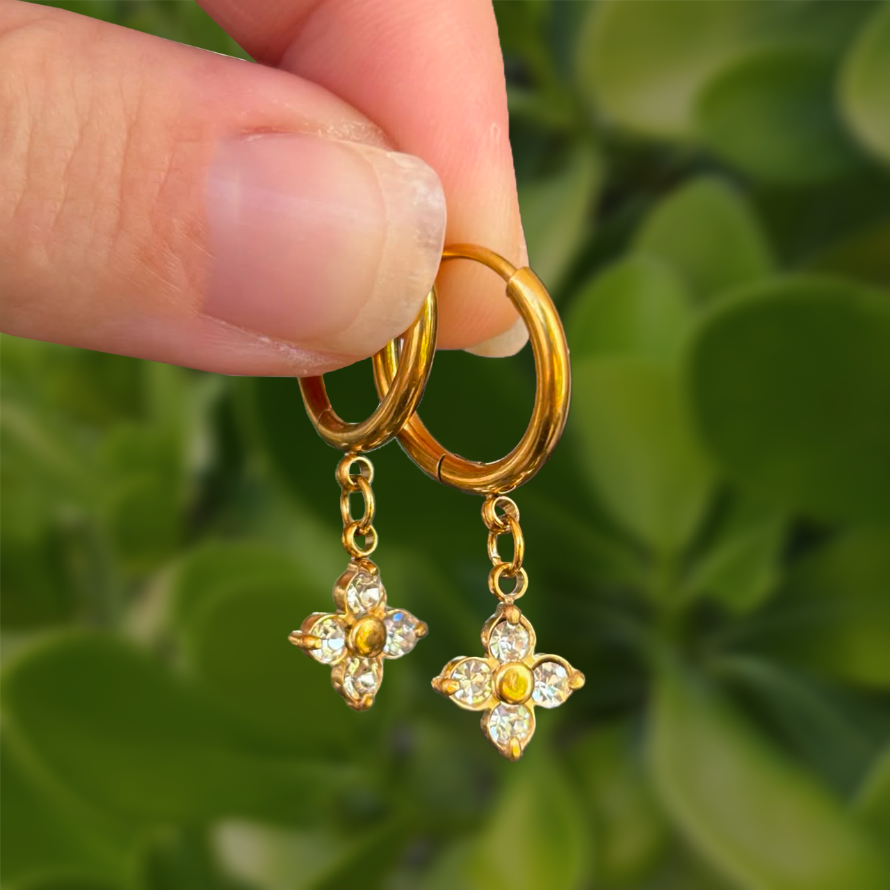 Aretes Dorados Flor Zirconia Acero Inoxidable