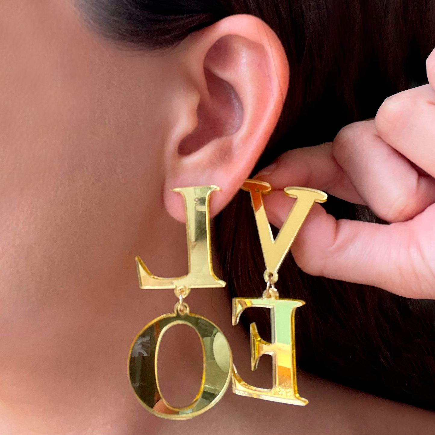 Aretes Dorados LOVE Acrilico