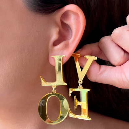 Aretes Dorados LOVE Acrilico