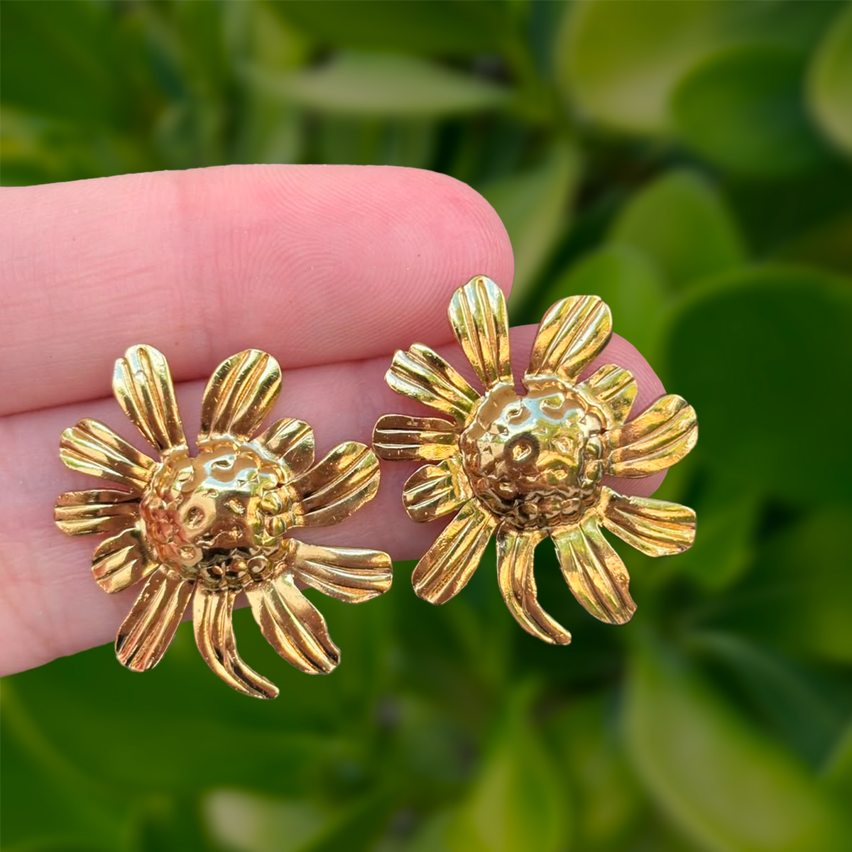 Aretes Dorados Margarita Retro Acero de Titanio
