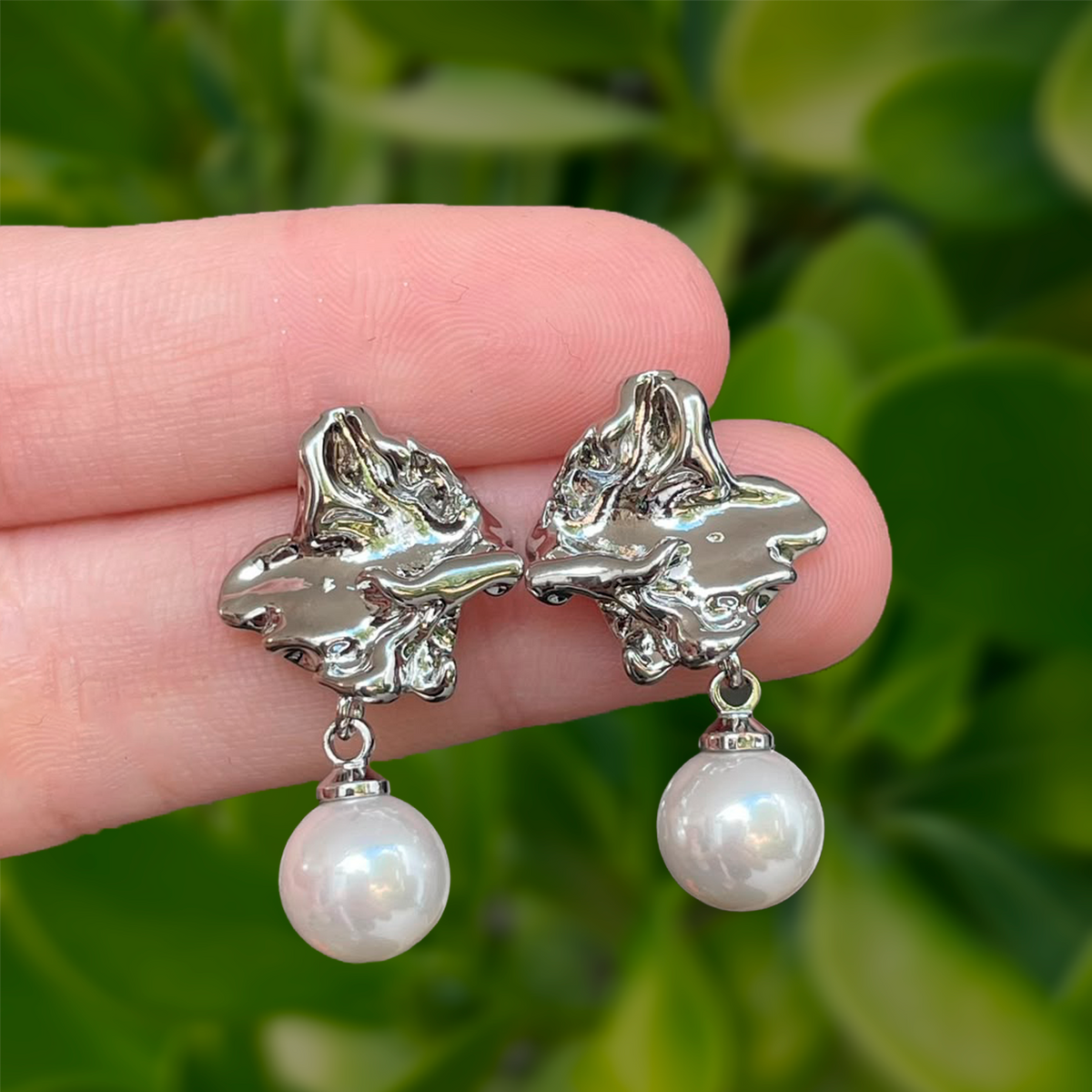 Aretes Plateados Arrugados con Perla Chapa de Oro