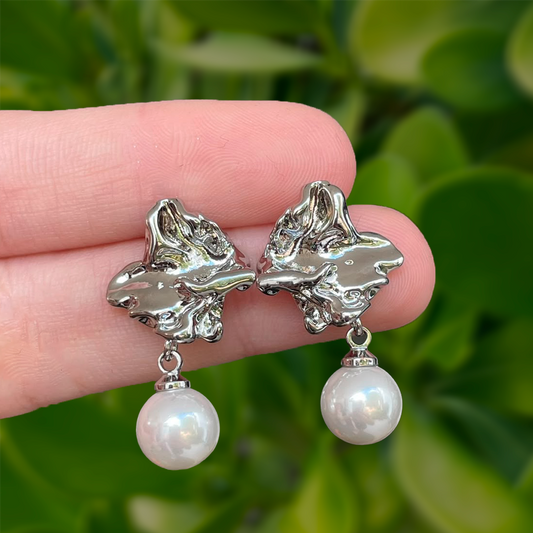 Aretes Plateados Arrugados con Perla Chapa de Oro