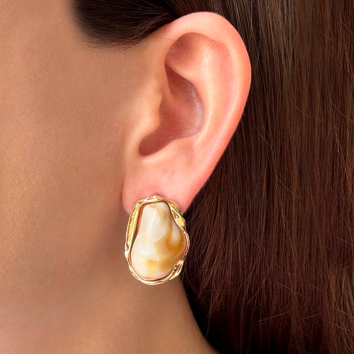 Aretes Dorados Piedra Blanca