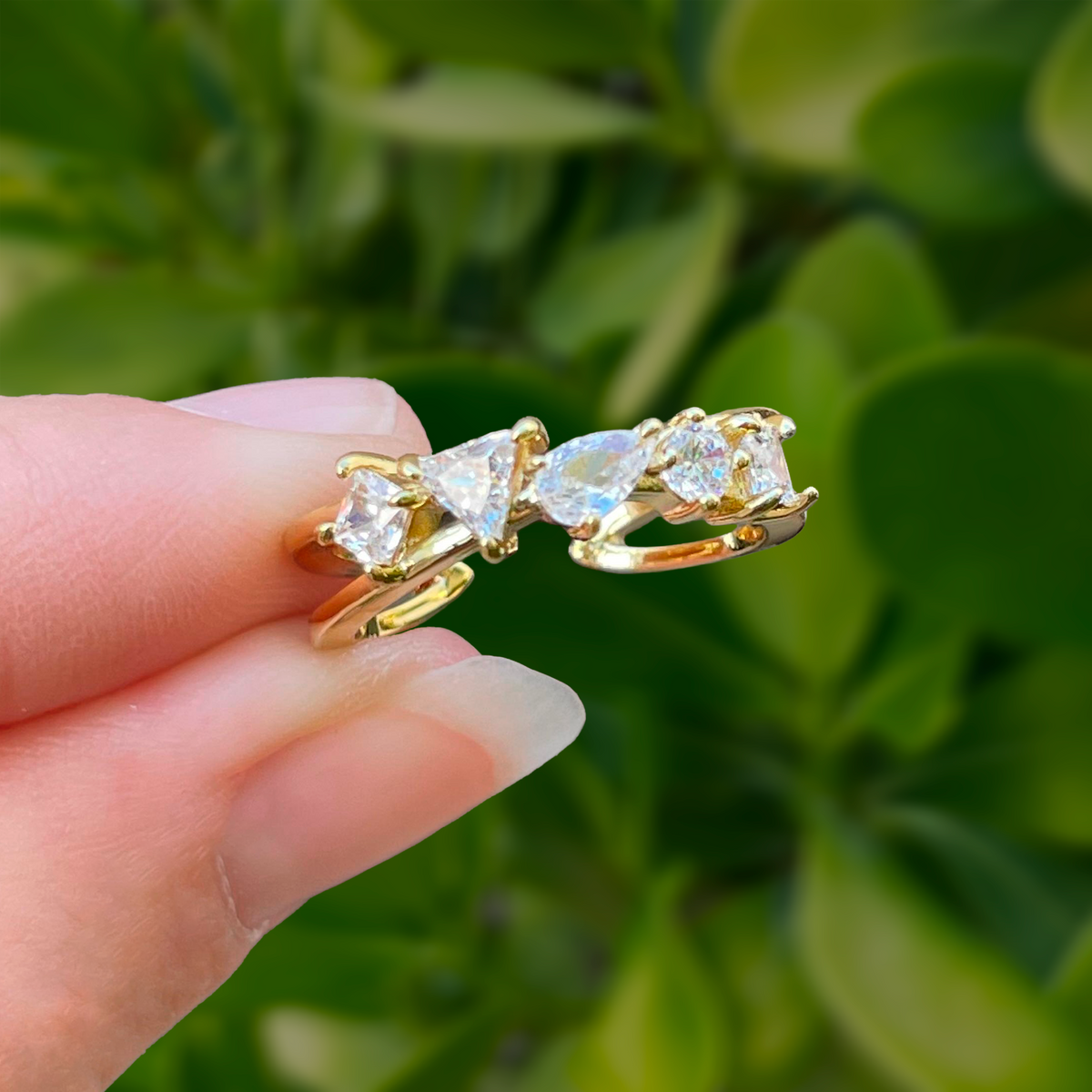 Anillo Zirconias Irregulares Ajustable Chapa de Oro