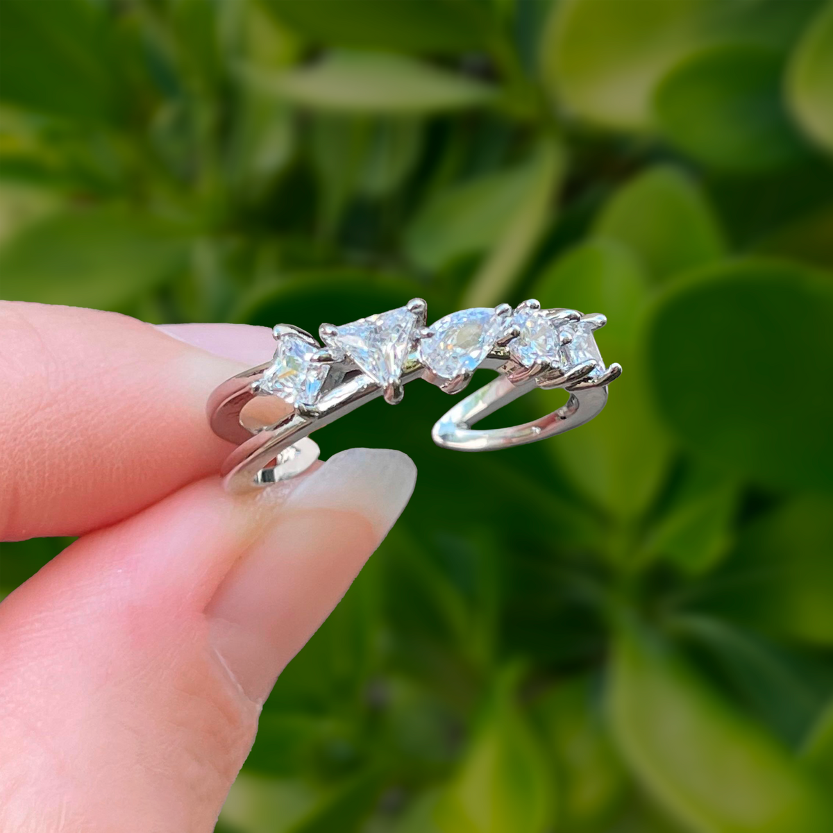 Anillo Zirconias Irregulares Ajustable Chapa de Oro