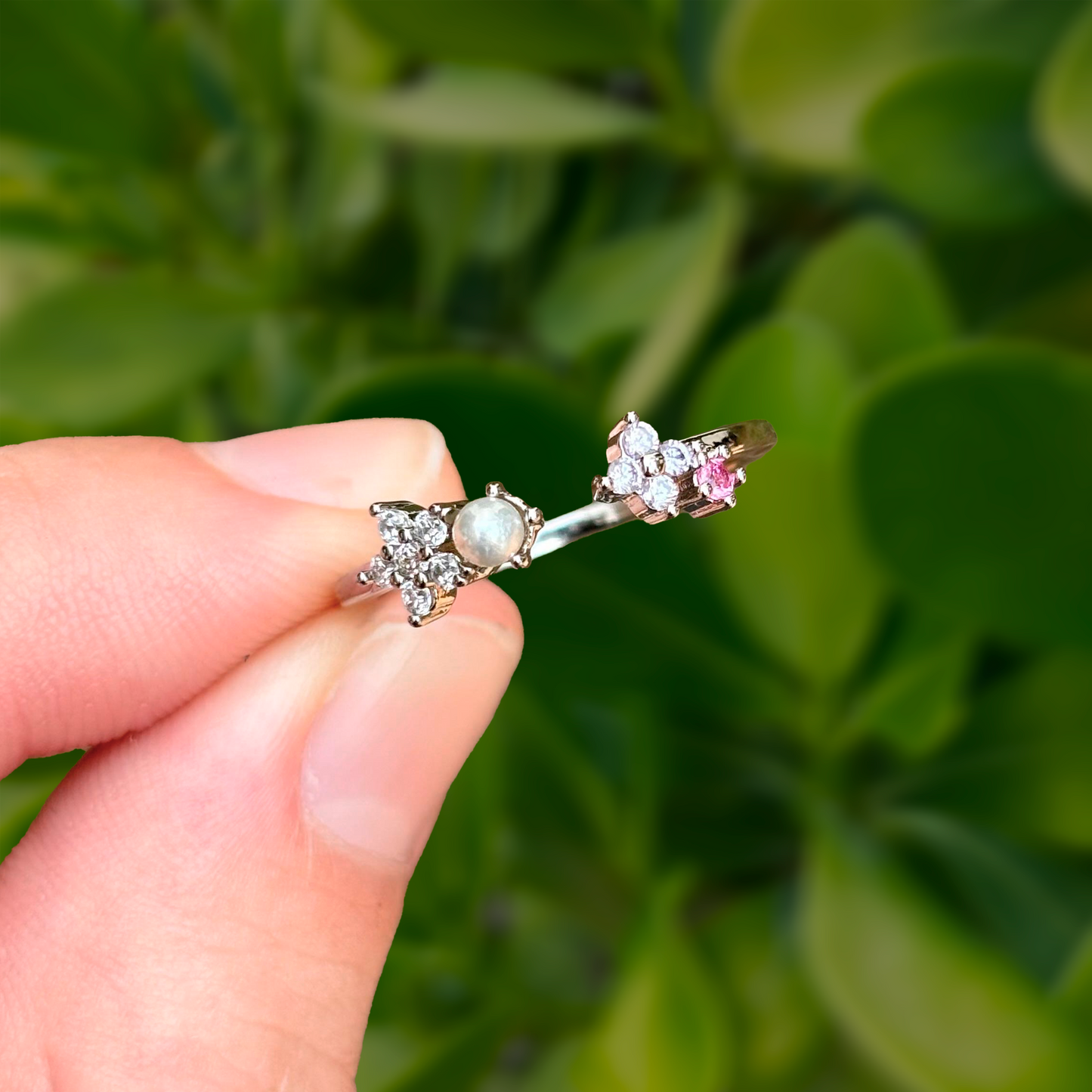 Anillo Plateado Flores Encontradas con Perla y Zirconia Rosa Ajustable Chapa de Oro Az118