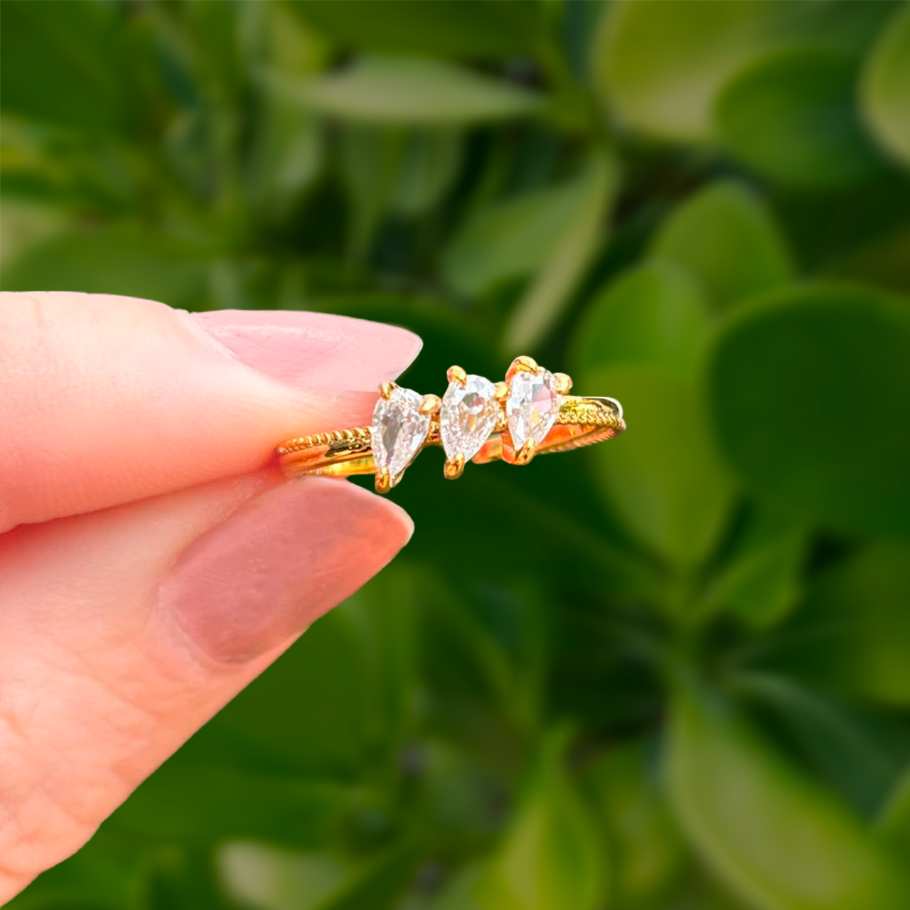 Anillo Dorado 3Gotas Zirconia Ajustable Chapa de Oro Az186