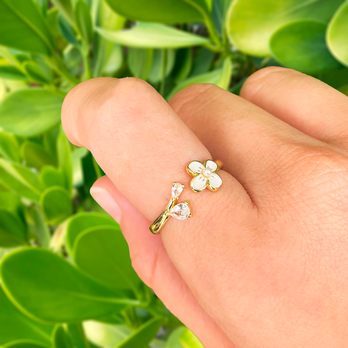 Anillo Dorado Flor Blanca Ajustable Chapa de Oro 1V7