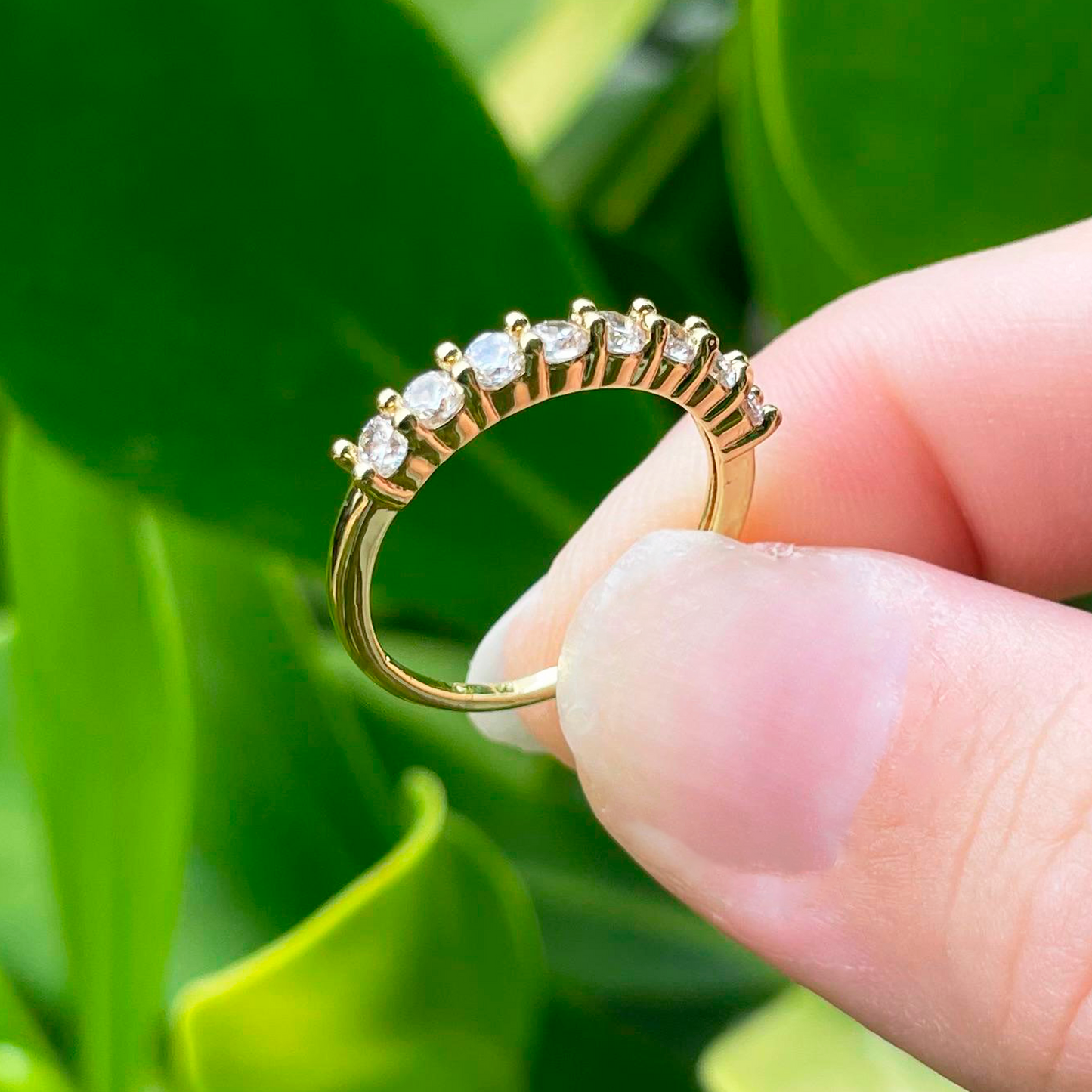 Anillo Dorado 8 Zirconias Blancas Chapa de Oro