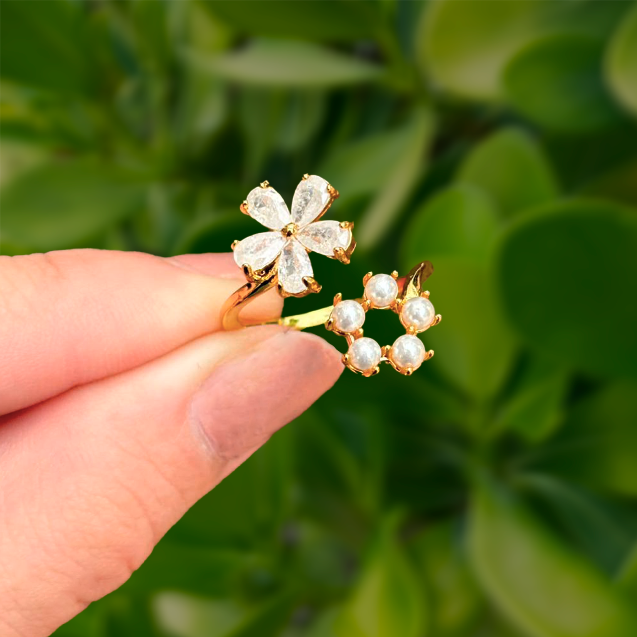 Anillo Dorado Flor Perla y Zirconias Ajustable Chapa de Oro C632