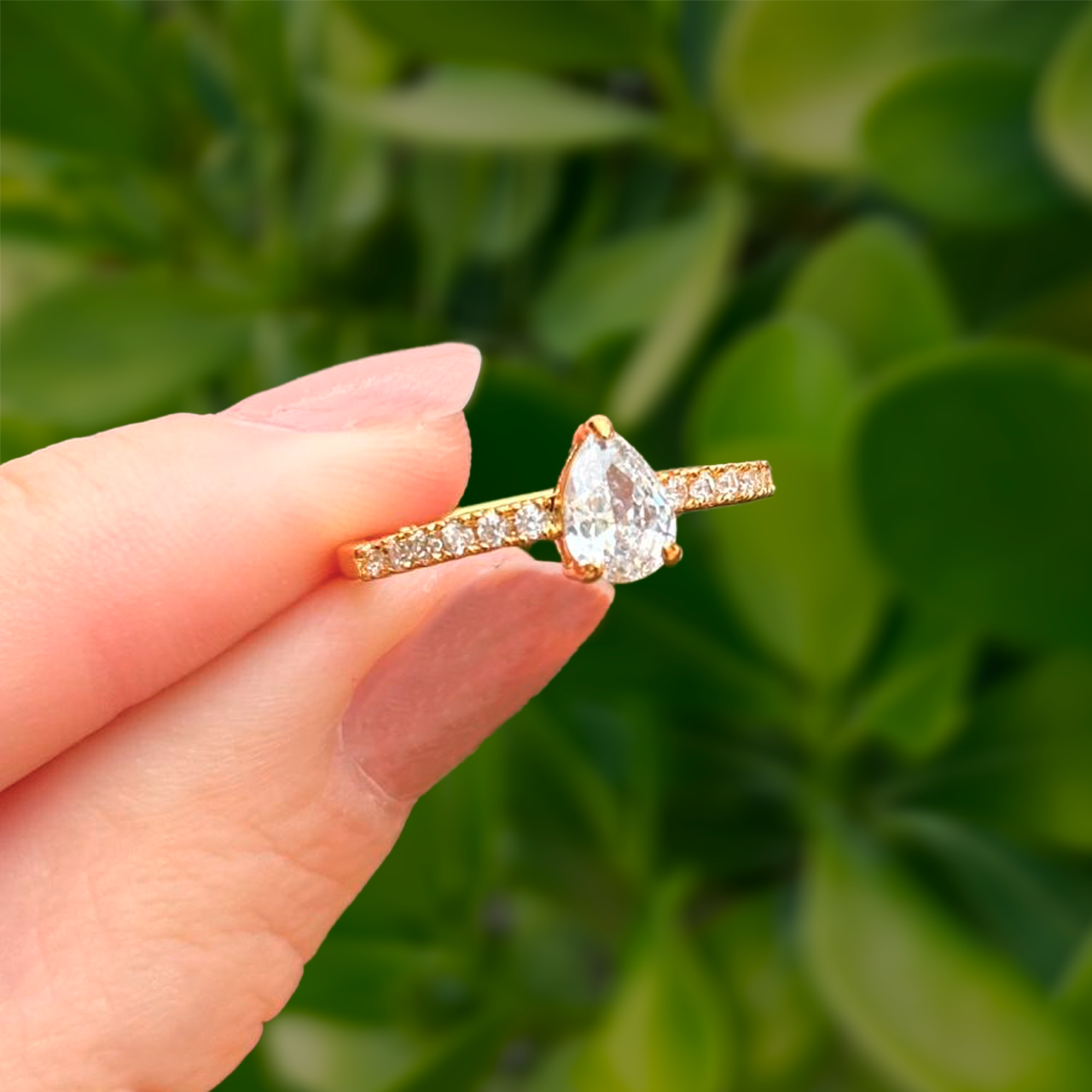 Anillo Dorado Gota y Zirconias Chapa de Oro Az172