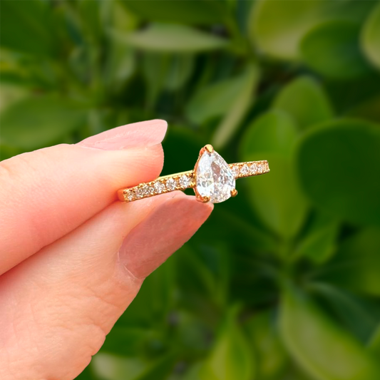 Anillo Dorado Gota y Zirconias Chapa de Oro Az172