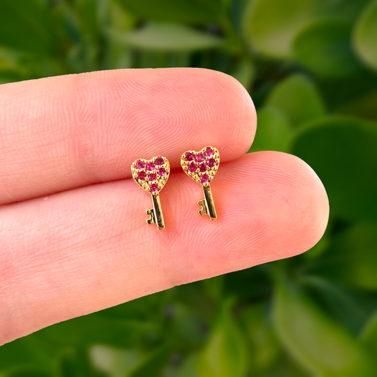 Aretes Corazon Llave Magenta Chapa de Oro AZ4