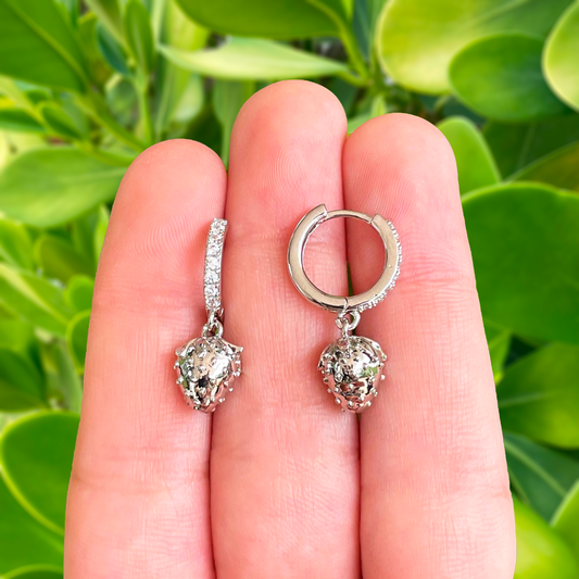Aretes Arracada Fresa Plateada Chapa de Oro Li1