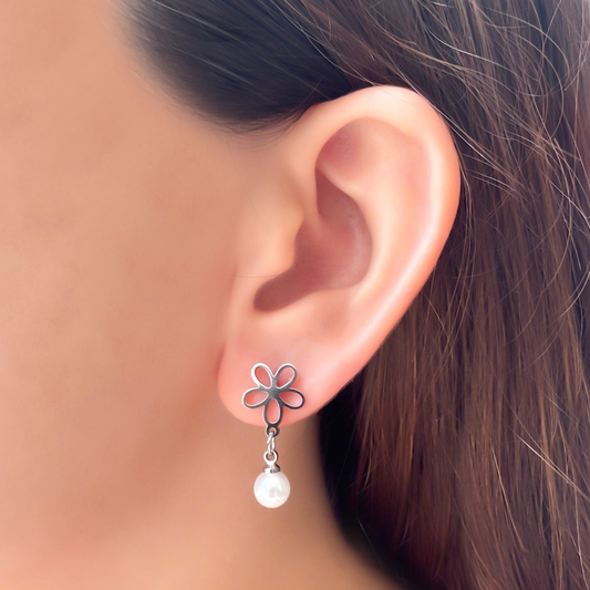 Aretes Flor Plateada con Perla Acero Inoxidable LU