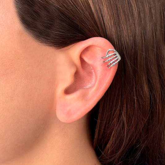 Earcuff Mano de Calaca Chapa de Oro