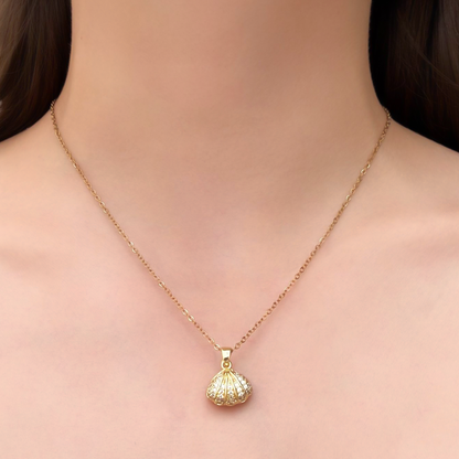 Collar Dorado Concha con Perla Interior Acero de Titanio 2U5