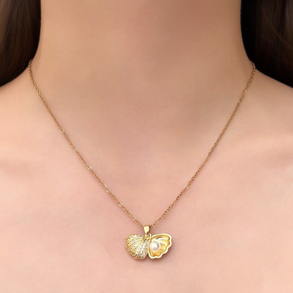 Collar Dorado Concha con Perla Interior Acero de Titanio 2U5