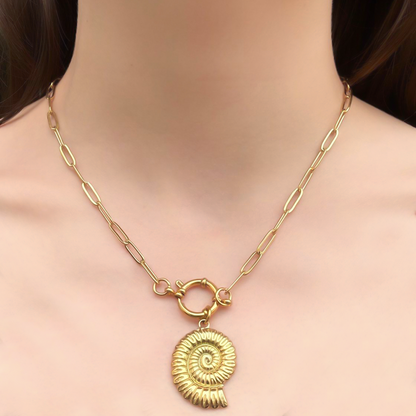 Collar Caracol Dorado Acero Inoxidable 3C4
