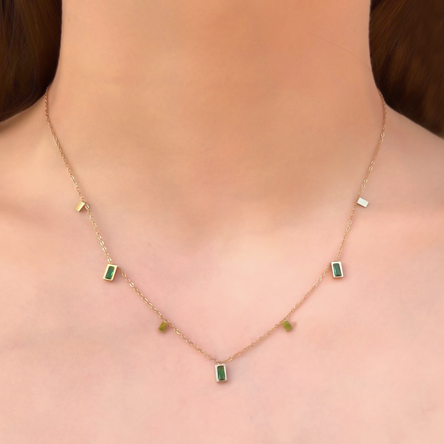 Collar Dorado Zirconias Verdes Acero de Titanio