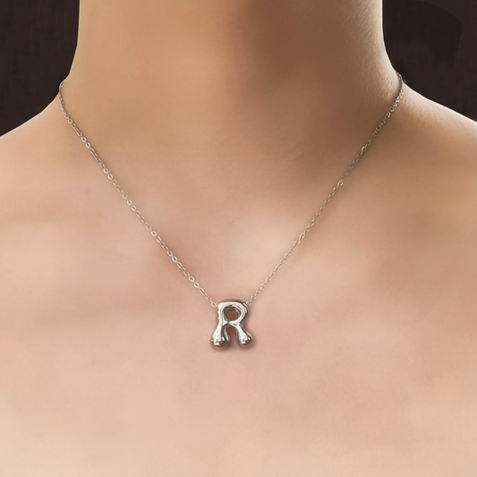Collar Plateado Letra ¨R¨ Acero Inoxidable  1R1