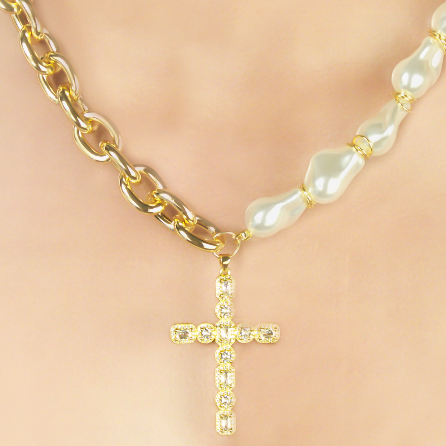 Collar Dorado y de Perlas con Cruz 1AA1