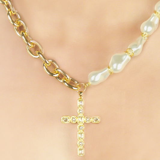 Collar Dorado y de Perlas con Cruz 1AA1