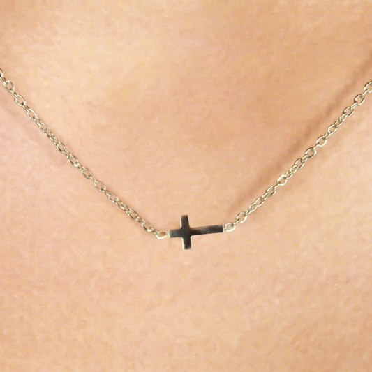 Collar Cruz Acostada Plateada