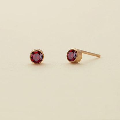 Aretes Dorados Mini Zirconia Roja Acero Inoxidable  1M7
