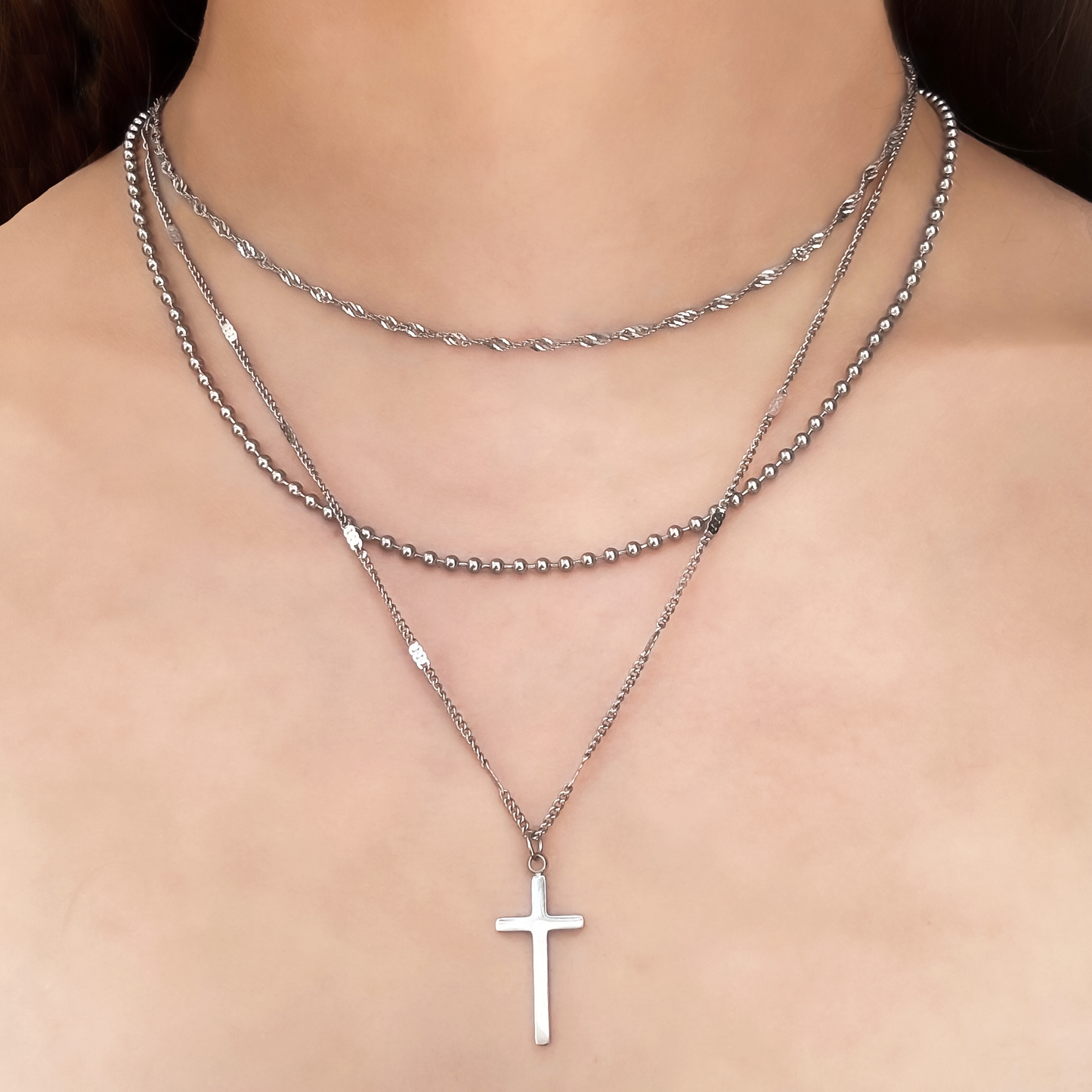 Collar Layer Plateado  con Cruz 3i5