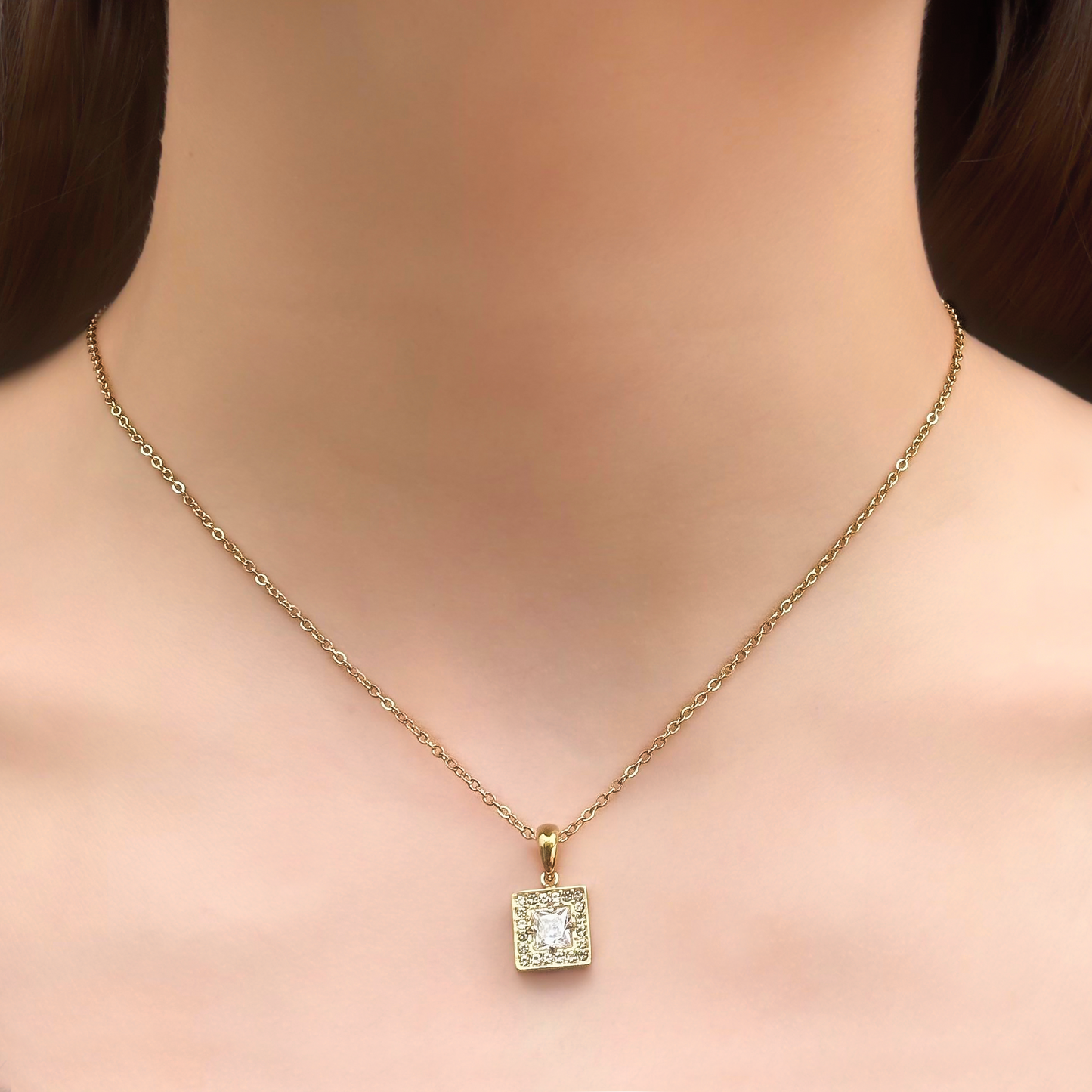 Collar Cubo Dorado Zirconia 4E24