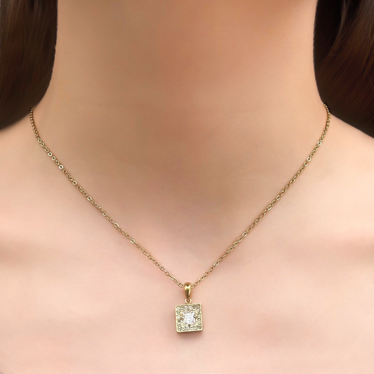 Collar Cubo Dorado Zirconia 4E24