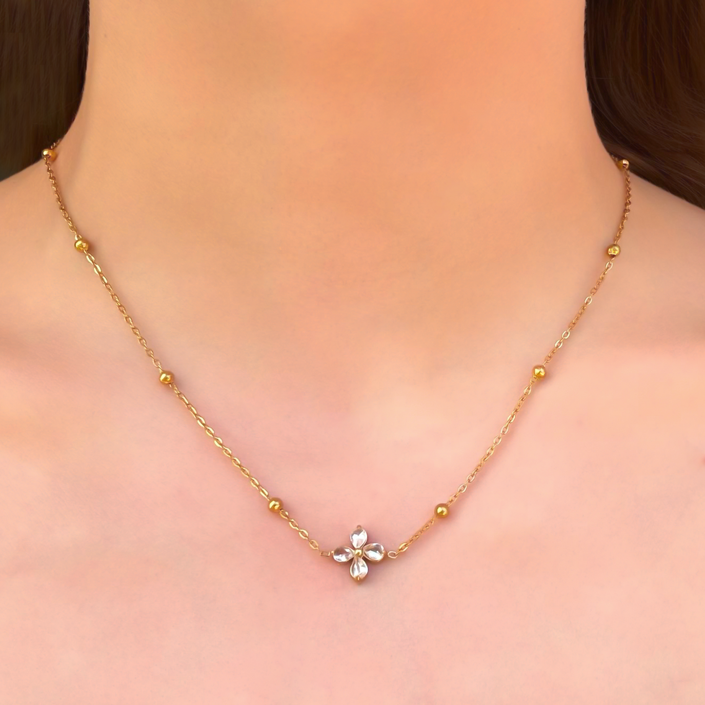Collar Dorado Flor Zirconia y Bolitas Acero Inoxidable