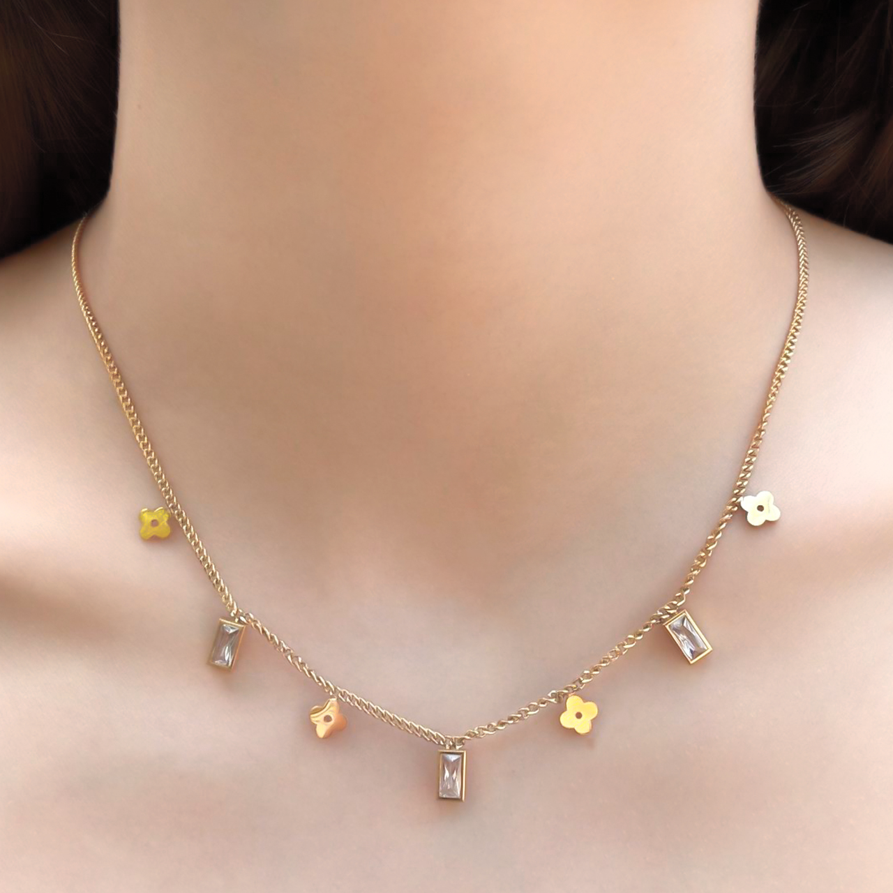 Collar Dorado Trébol y Zirconia Acero Inoxidable 1Y5