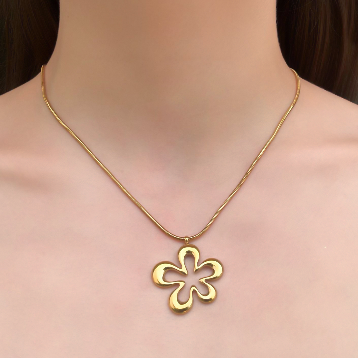 Collar Dorado Flor Acero de Titanio 3j5