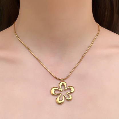 Collar Dorado Flor Acero de Titanio 3j5