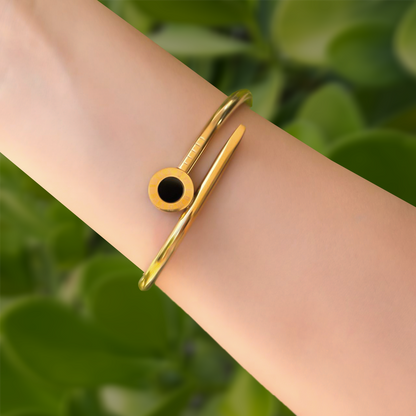 Pulsera Dorada Clavo Negro Aro Acero de Titanio 3L5