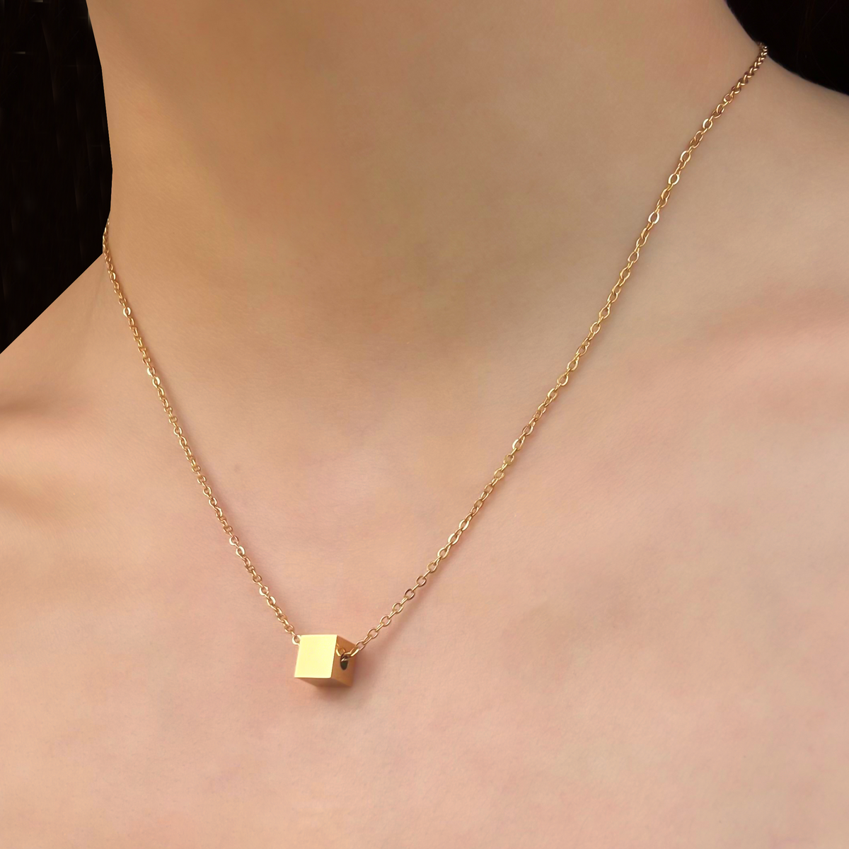 Collar Dorado Cubo Acero de Titanio