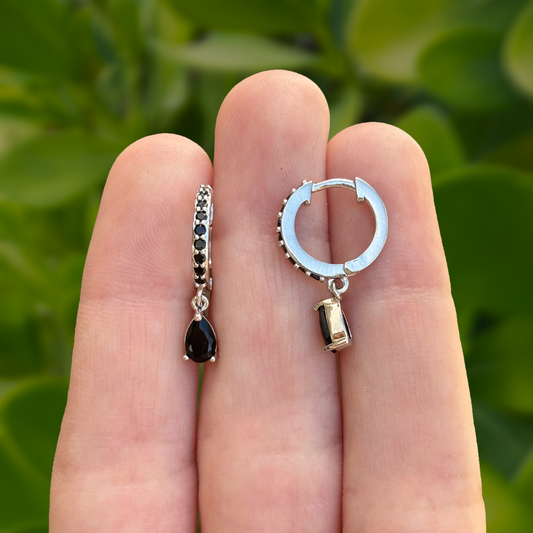 Aretes Arracada Plateada con Zirconias Negras Chapa de Oro Az389