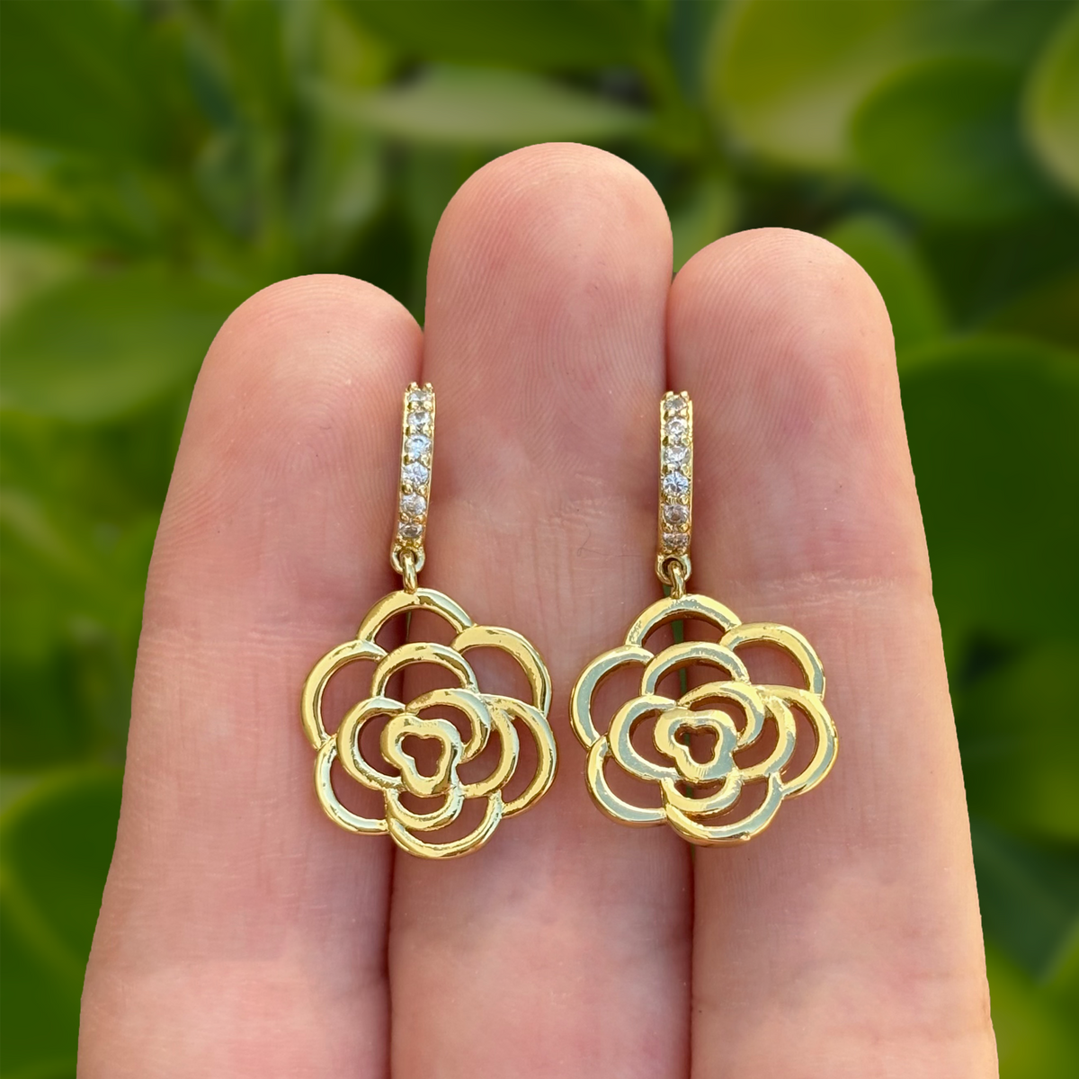 Aretes Arracada Dorada Flor con Zirconias Chapa de Oro