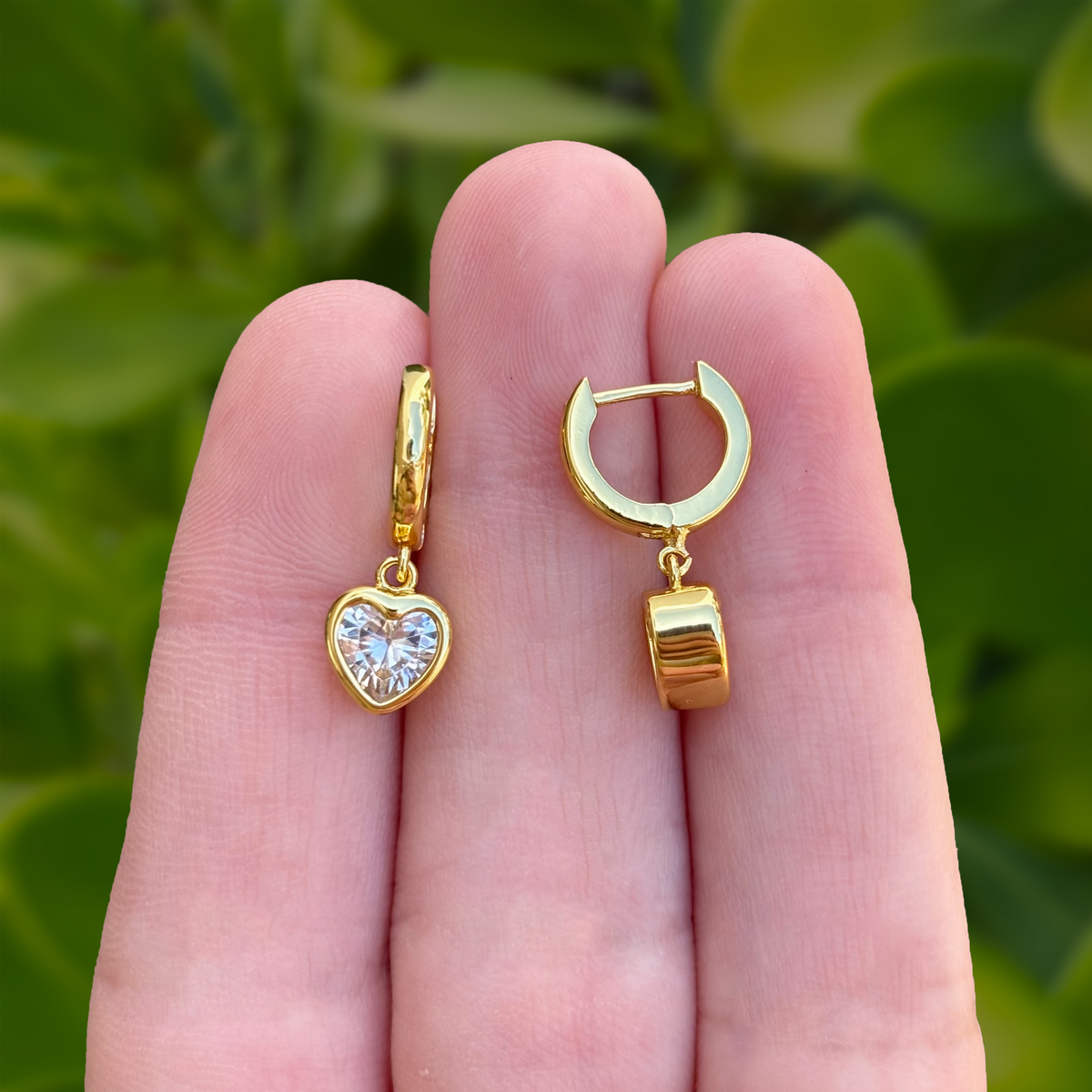 Aretes Arracada Dorada Corazon con Zirconias Chapa de Oro