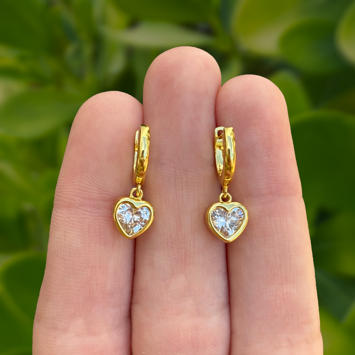 Aretes Arracada Dorada Corazon con Zirconias Chapa de Oro