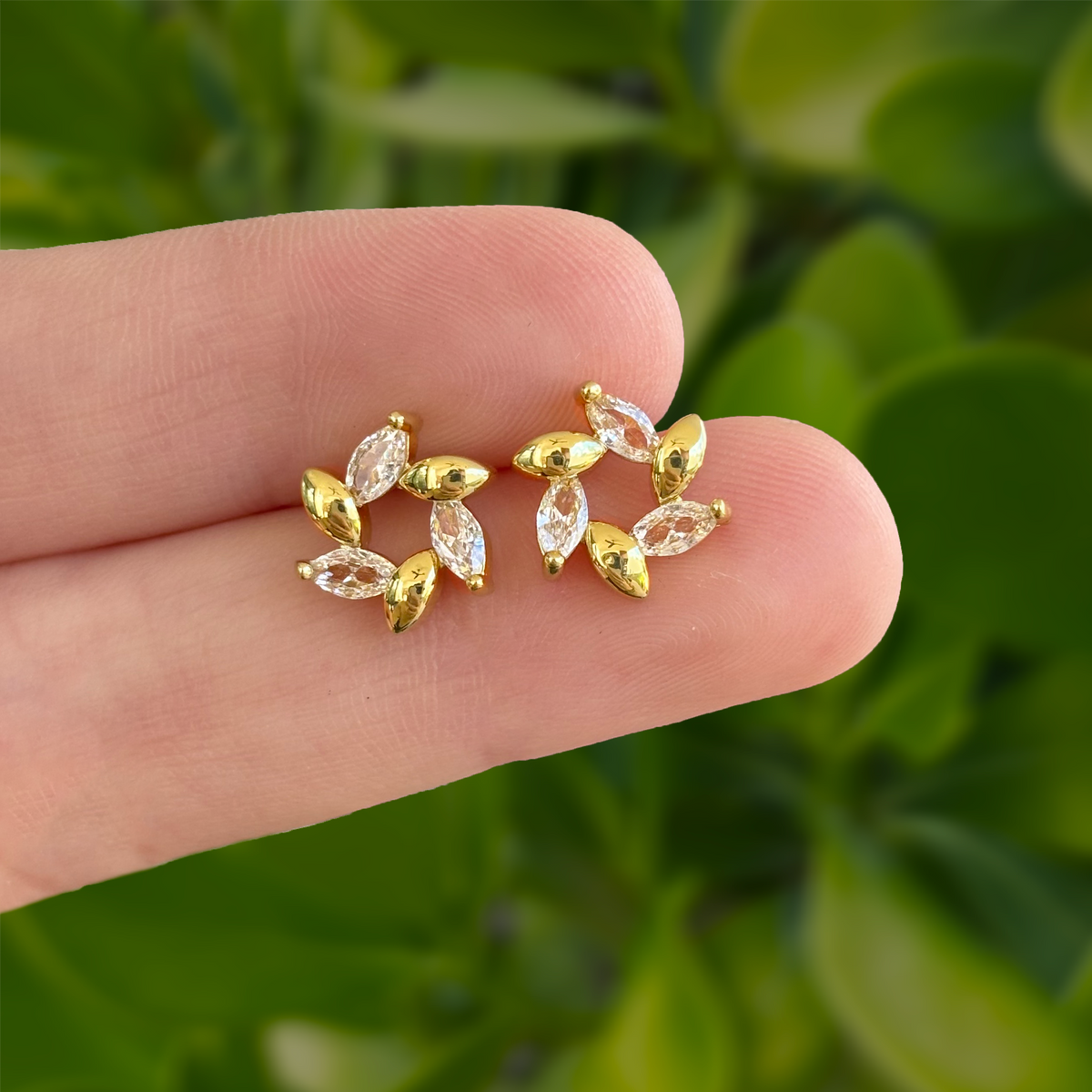Aretes Dorado Rehilete con Zirconias Chapa de Oro