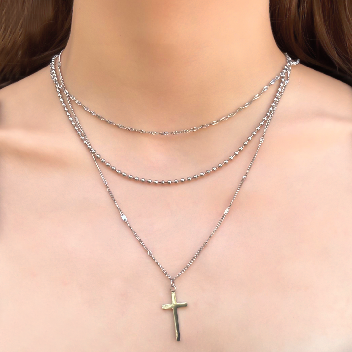 Collar Layer Plateado  con Cruz 3i5