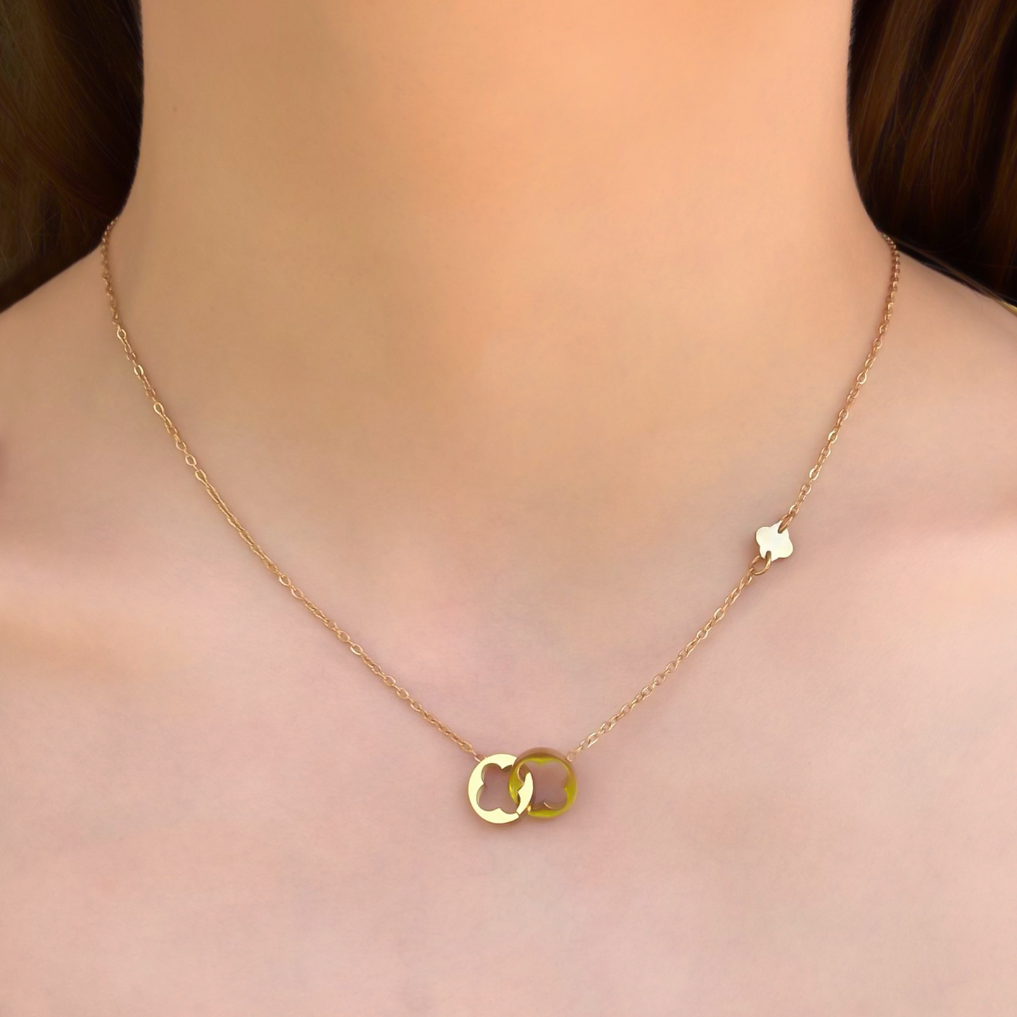 Collar Dorado Trebol enlazado Acero de Titanio 2R6