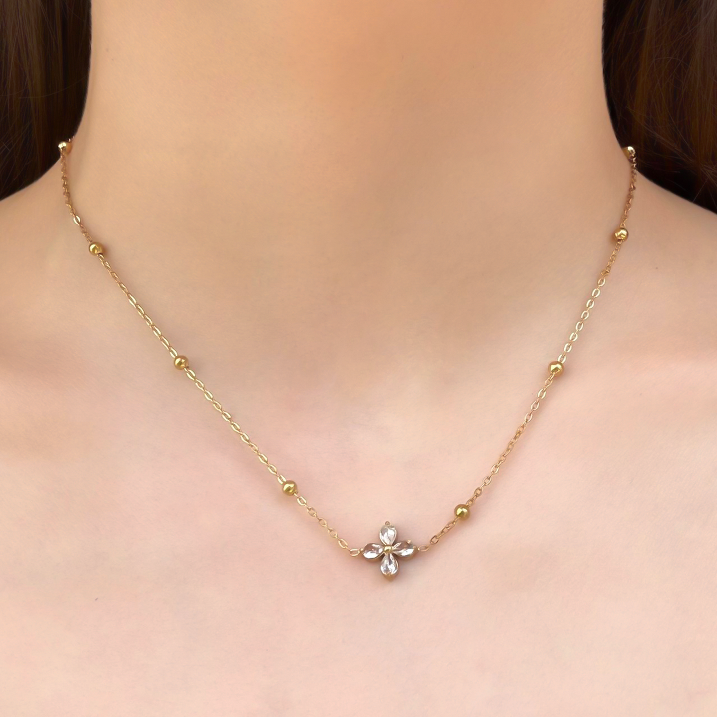 Collar Dorado Flor Zirconia y Bolitas Acero Inoxidable