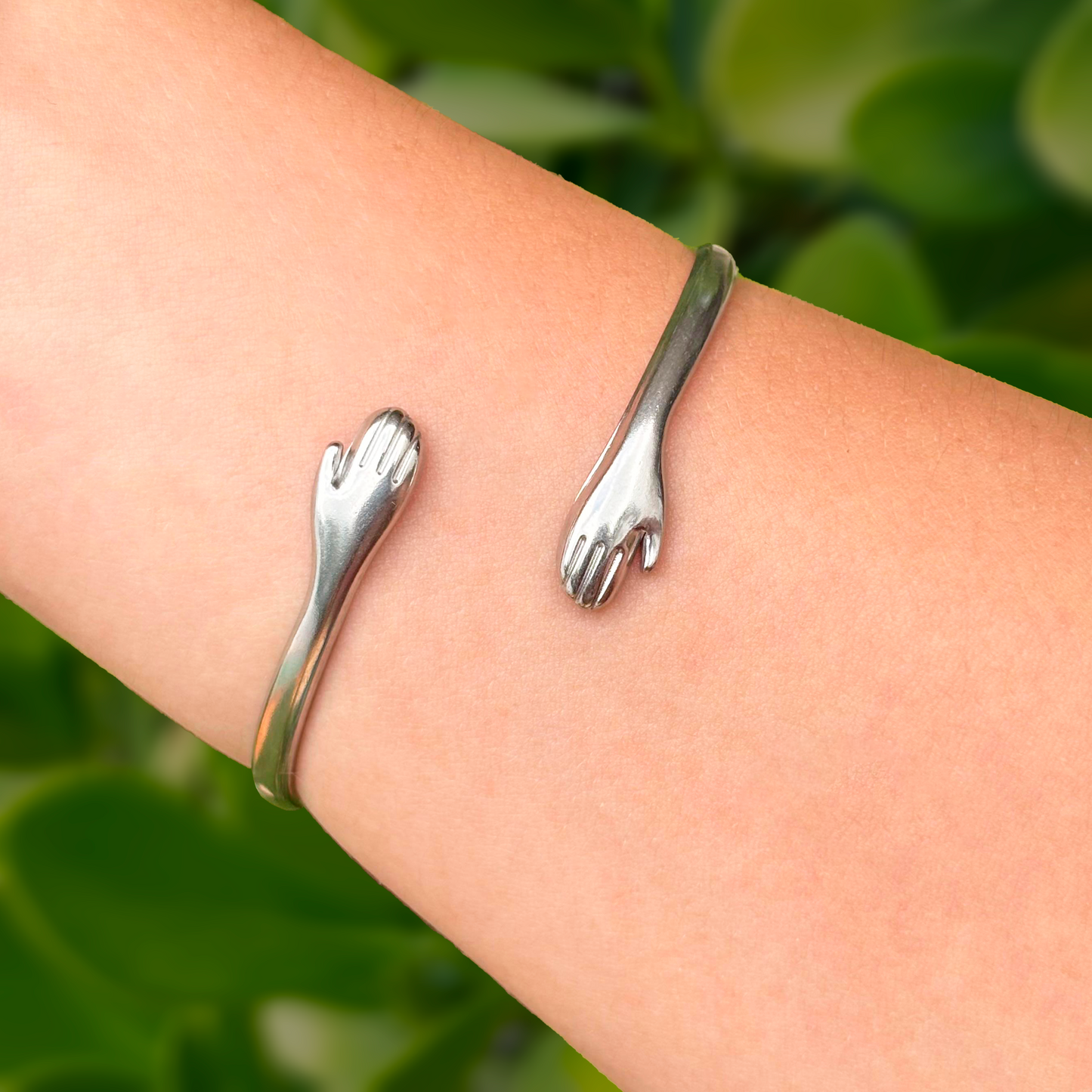 Pulsera Plateada Abrazo Acero Inoxidable  1s2