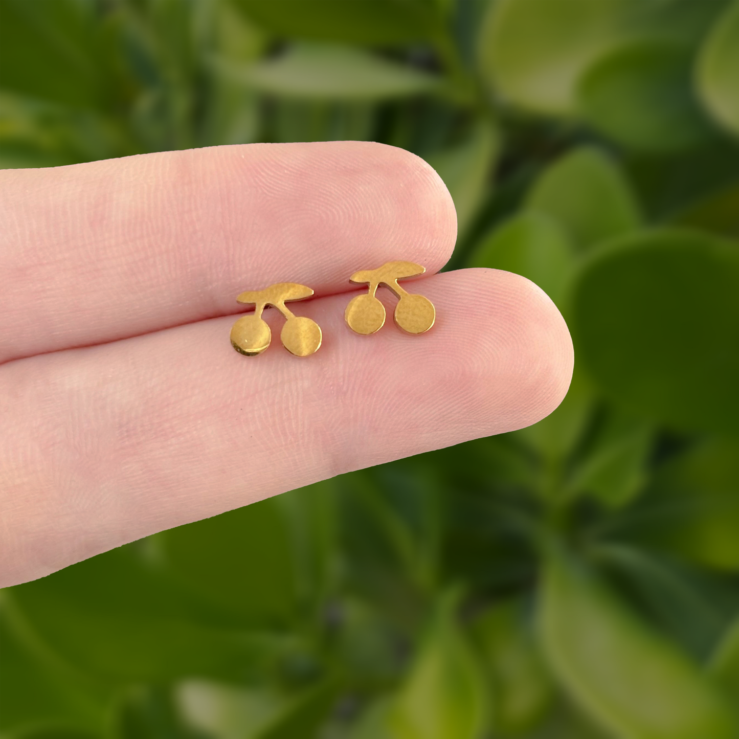 Aretes Mini Cerezas Doradas  Acero Inoxidable C606