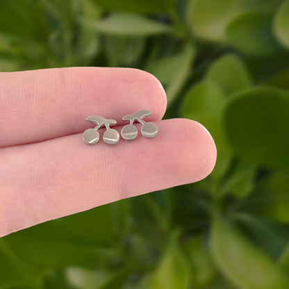 Aretes Mini Cerezas Plateadas  Acero Inoxidable C673